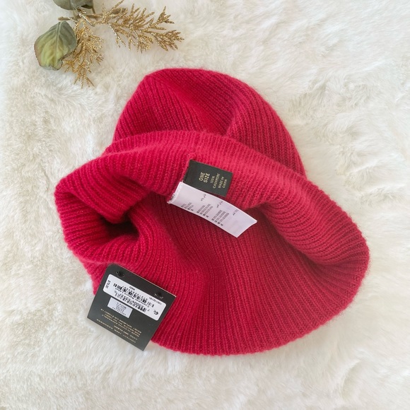 New with tags CLUB ROOM LUXURY 100% CASHMERE HAT. Red. Keeps your head warm! - Picture 6 of 6
